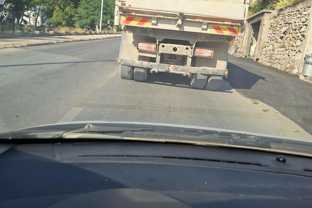 Rasipaju teret i dižu prašinu, Foto: Privatna arhiva
