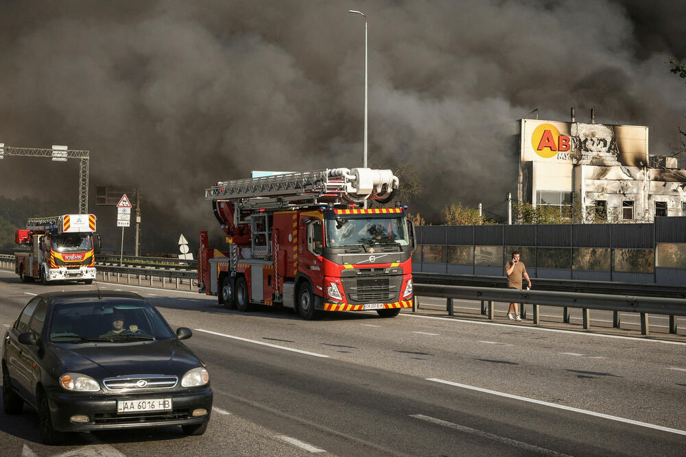<p>Tokom posljednjih deset dana vazdušni napadi traju praktično bez prestanka, umjesto da se, kao ranije, uglavnom odvijaju noću, narušavajući osjećaj Ukrajinaca da njihova kampanja napada dronovima dugog dometa na Rusiju ponovo preokreće rat u njihovu korist</p>