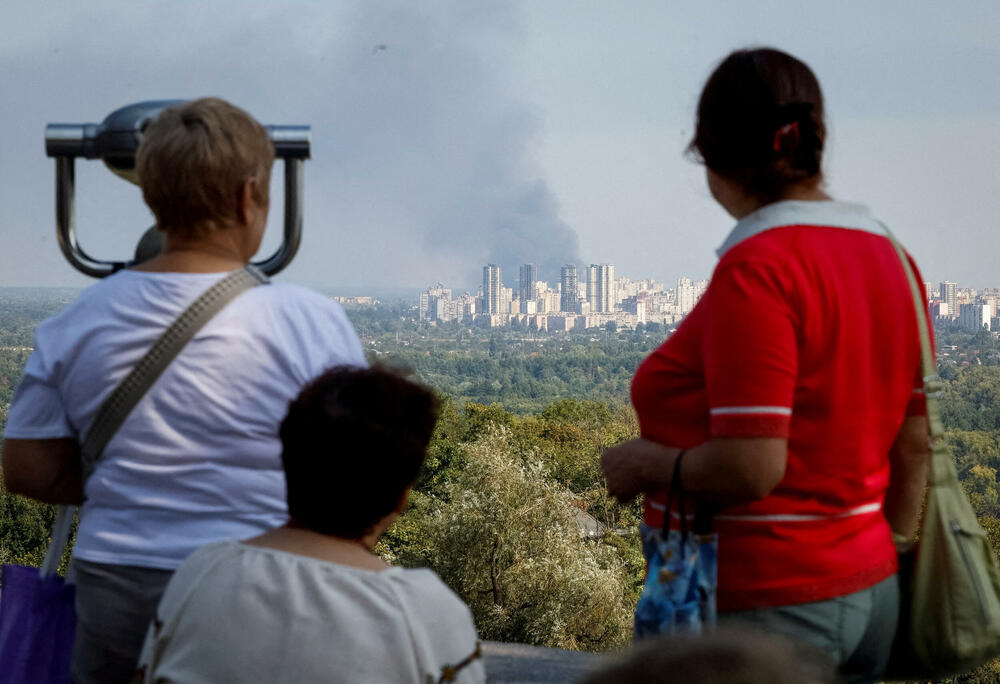 <p>Tokom posljednjih deset dana vazdušni napadi traju praktično bez prestanka, umjesto da se, kao ranije, uglavnom odvijaju noću, narušavajući osjećaj Ukrajinaca da njihova kampanja napada dronovima dugog dometa na Rusiju ponovo preokreće rat u njihovu korist</p>
