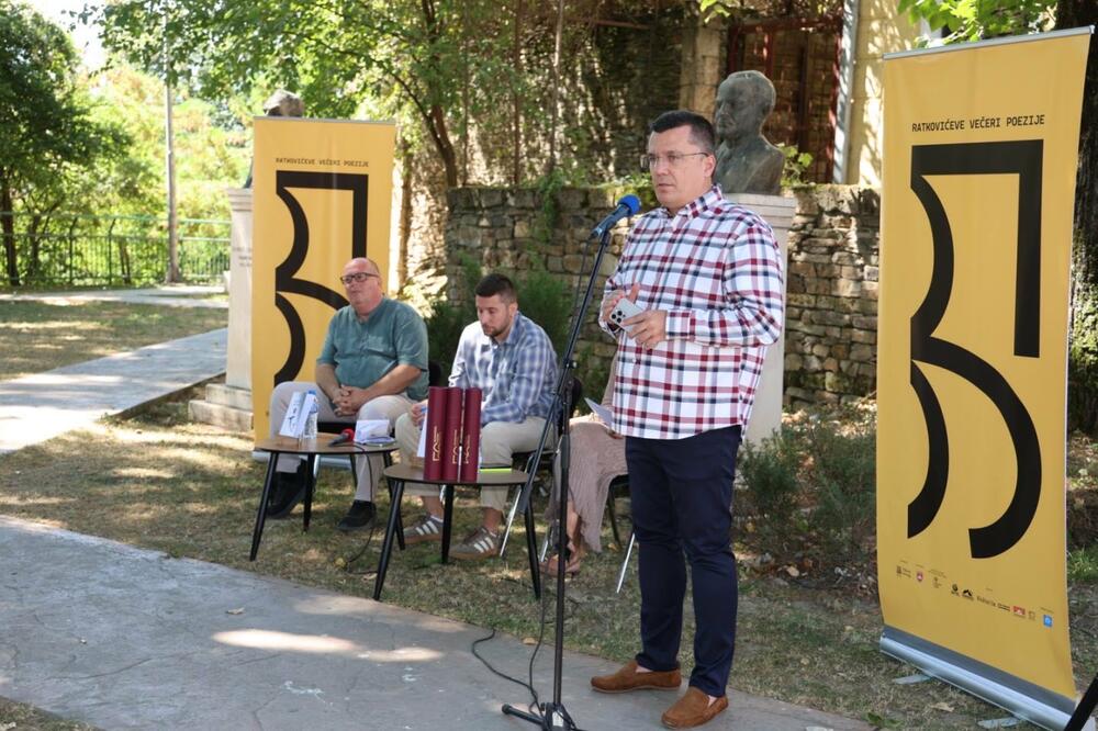 <p>Nagrade su uručene u Parku pjesnika, u okviru 56. Ratkovićevih večeri poezije</p>