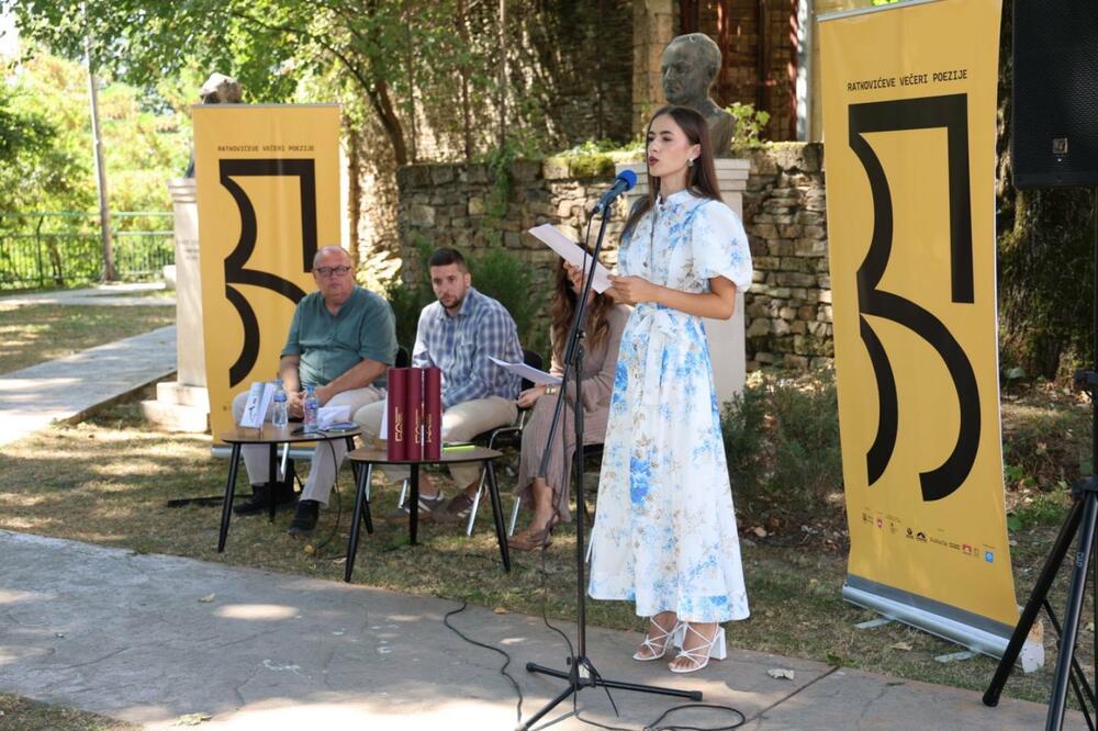 <p>Nagrade su uručene u Parku pjesnika, u okviru 56. Ratkovićevih večeri poezije</p>