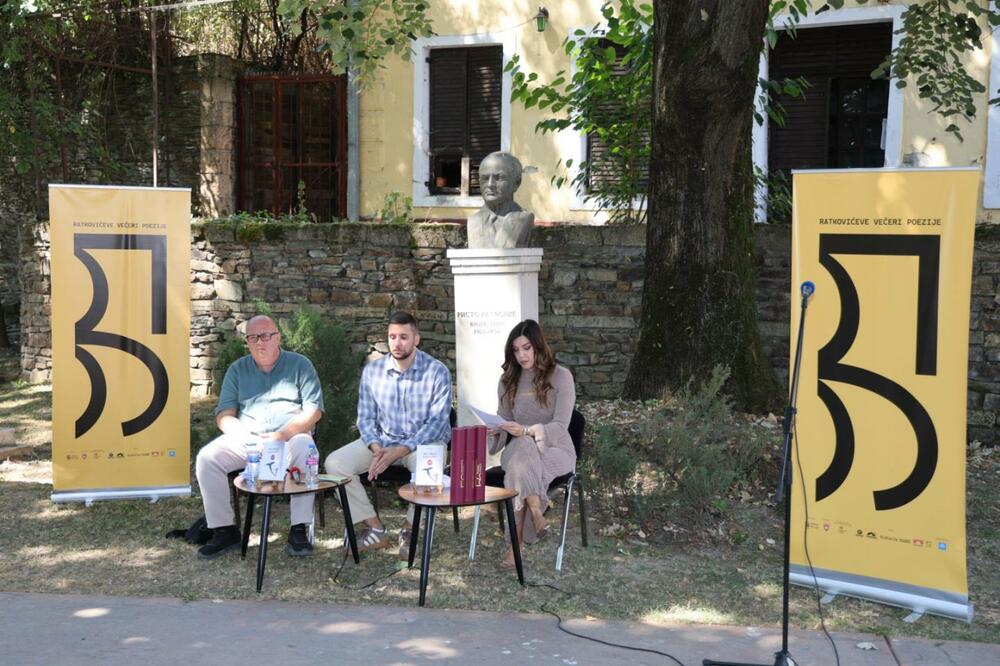 <p>Nagrade su uručene u Parku pjesnika, u okviru 56. Ratkovićevih večeri poezije</p>