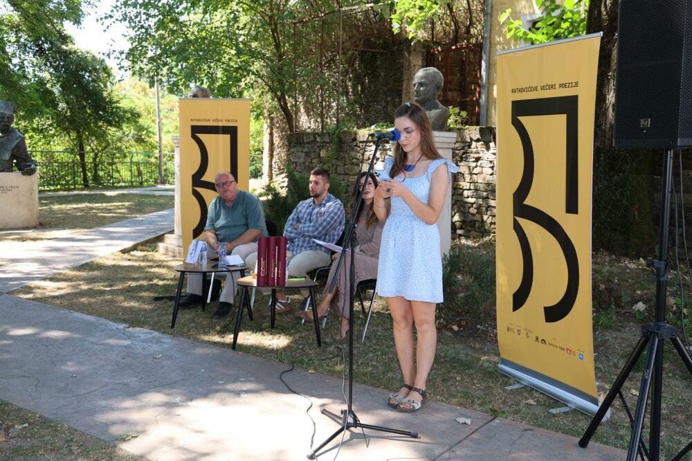 <p>Nagrade su uručene u Parku pjesnika, u okviru 56. Ratkovićevih večeri poezije</p>