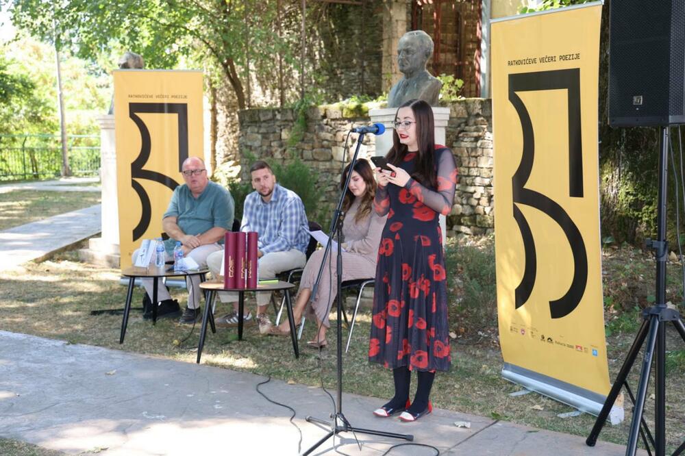 <p>Nagrade su uručene u Parku pjesnika, u okviru 56. Ratkovićevih večeri poezije</p>