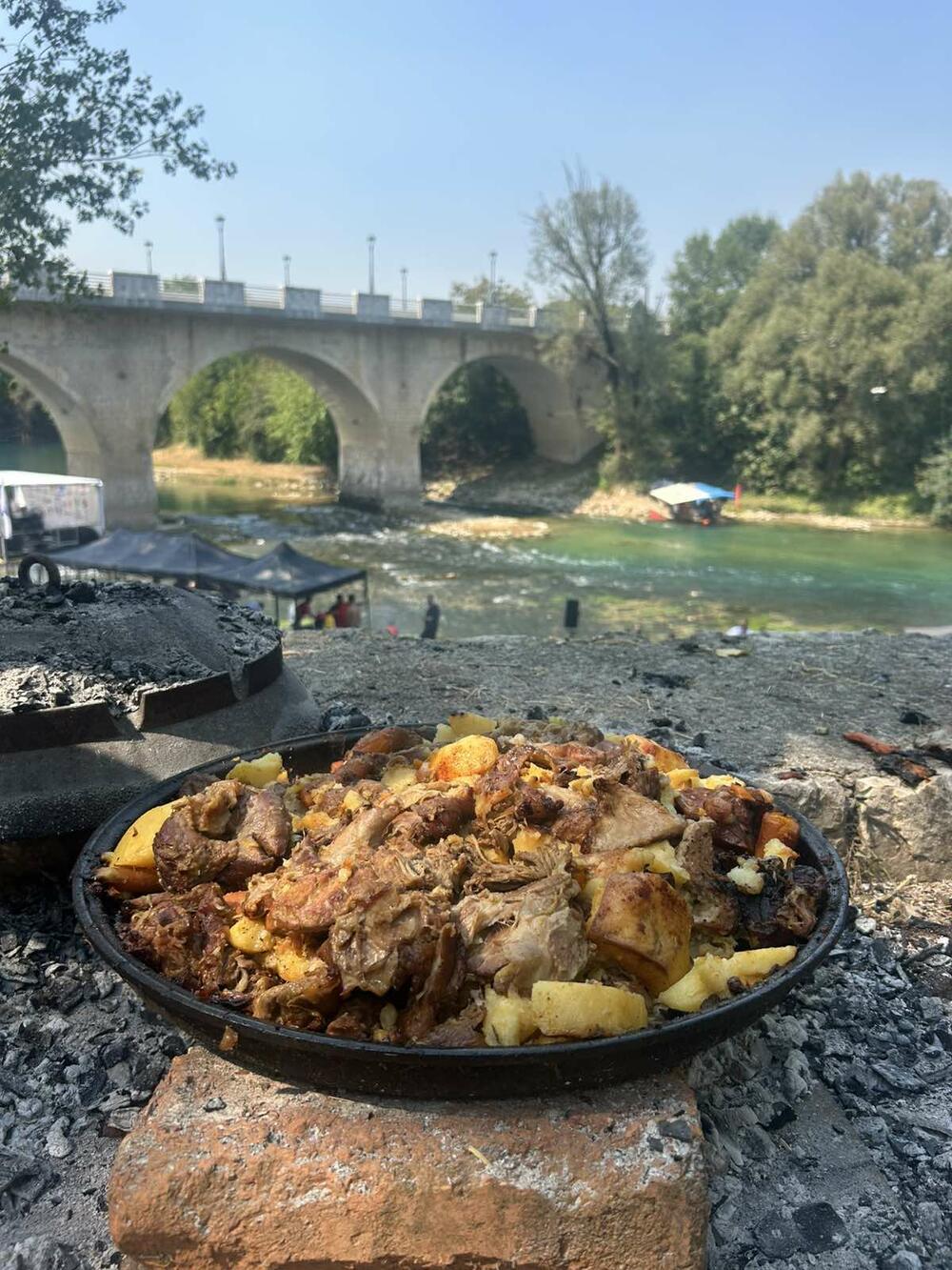 <p>Sač fest iz godine u godinu okuplja sve veći broj učesnika i posjetilaca, sa ciljem promocije tradicionalne kuhinje, druženja i turističke ponude Danilovgrada</p>