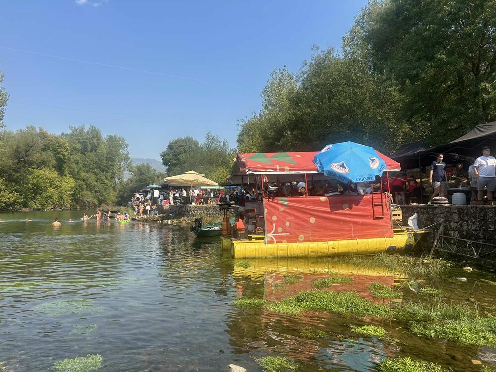 <p>Sač fest iz godine u godinu okuplja sve veći broj učesnika i posjetilaca, sa ciljem promocije tradicionalne kuhinje, druženja i turističke ponude Danilovgrada</p>