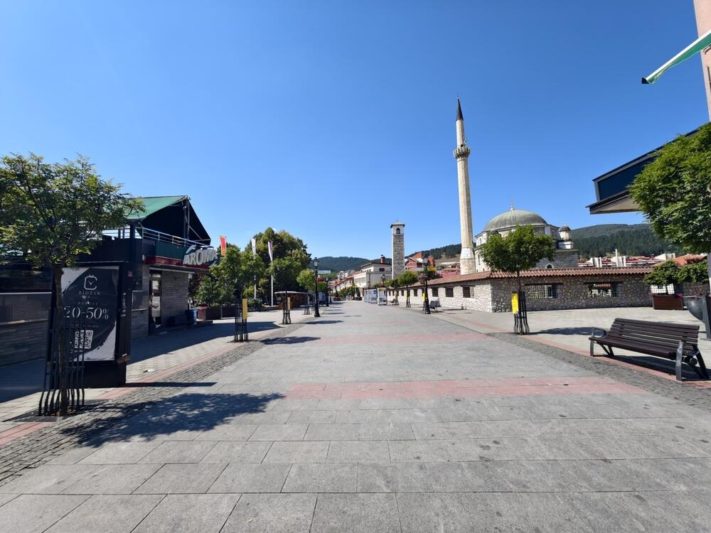 <p>Besplatan internet na javnim površinama od sada je dostupan i građanima i posjetiocima Pljevalja i Kolašina, u okviru inicijative WiFi4WB, koju finansiraju Evropska unija i Vlada Njemačke, a implementira Deutsche Gesellschaft f&uuml;r Internationale Zusammenarbeit (GIZ) kroz projekat EU4Digital. Telko operator koji obezbjeđuje mrežu i digitalne usluge u okviru inicijative je kompanija One, koja je do sada otvoreni WiFi implementirala u ukupno 13 crnogorskih opština.</p>