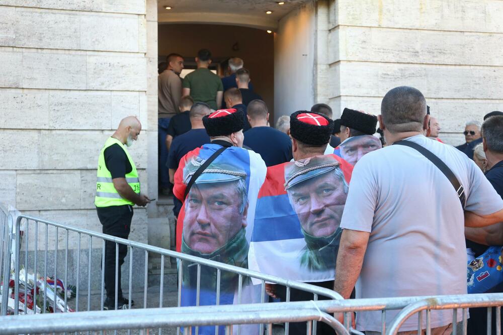 <p>Nakon opela, kovčeg sa tijelom Mladića prevezen je na Topčidersko groblje i spušten u grob, pored njegove kćerke Ane</p>