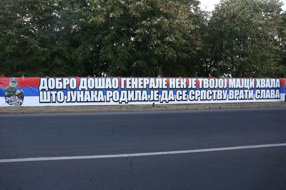 <p>Nakon opela, kovčeg sa tijelom Mladića prevezen je na Topčidersko groblje i spušten u grob, pored njegove kćerke Ane</p>