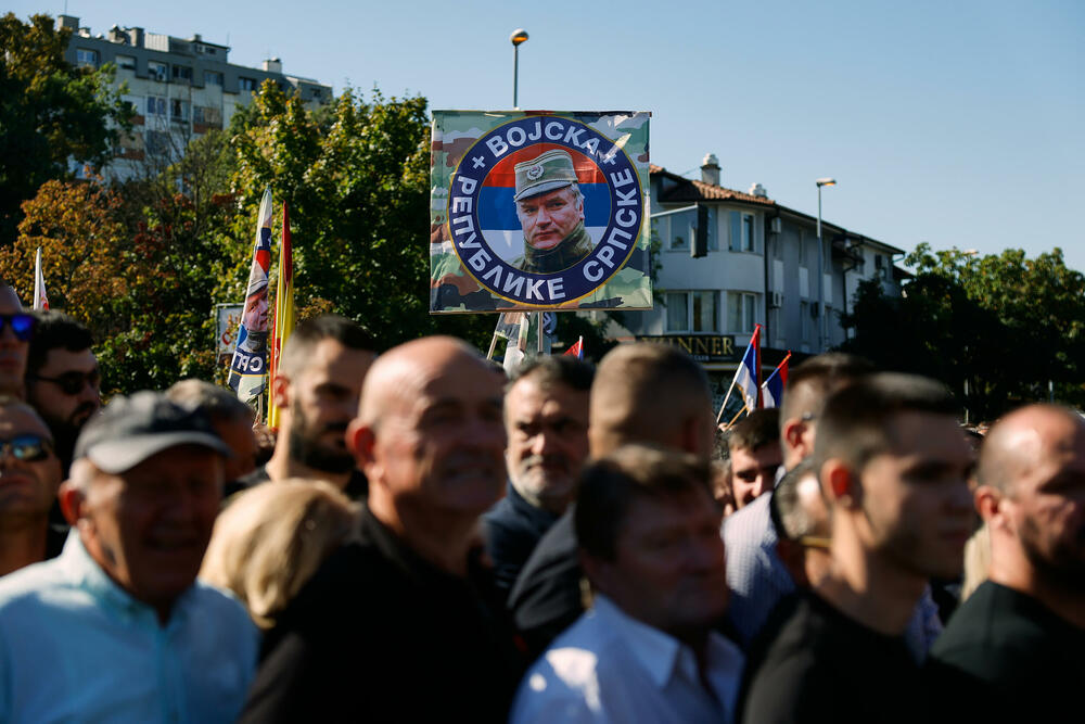 <p>Nakon opela, kovčeg sa tijelom Mladića prevezen je na Topčidersko groblje i spušten u grob, pored njegove kćerke Ane</p>