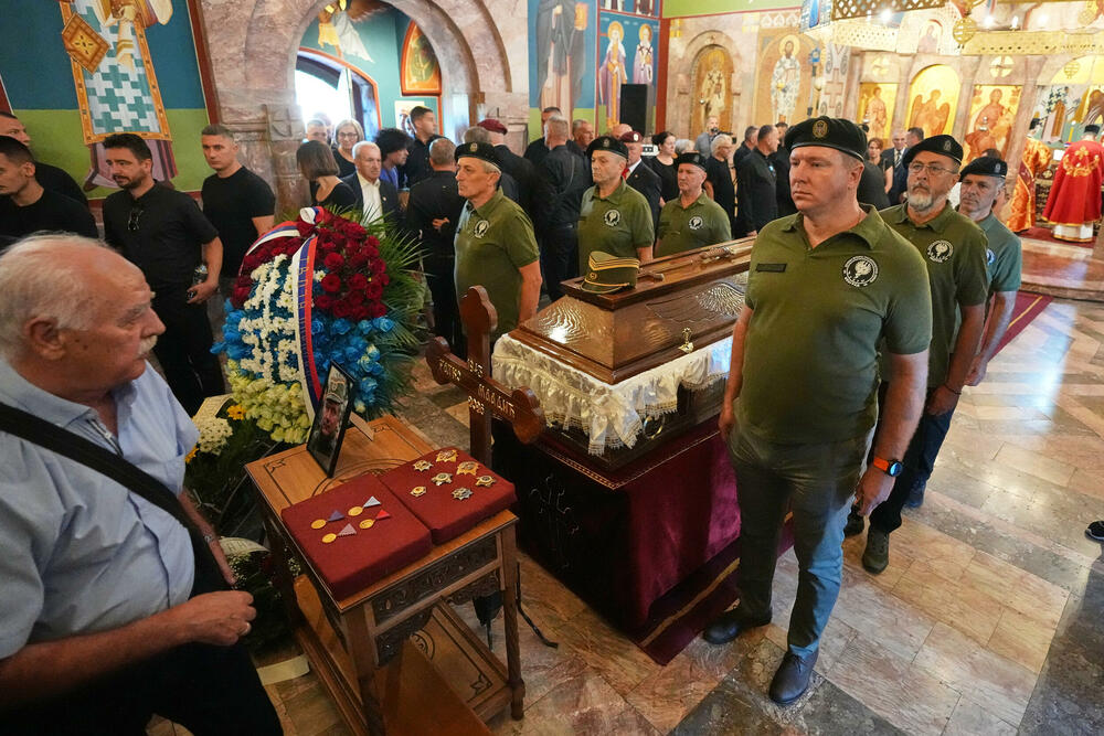 <p>Nakon opela, kovčeg sa tijelom Mladića prevezen je na Topčidersko groblje i spušten u grob, pored njegove kćerke Ane</p>