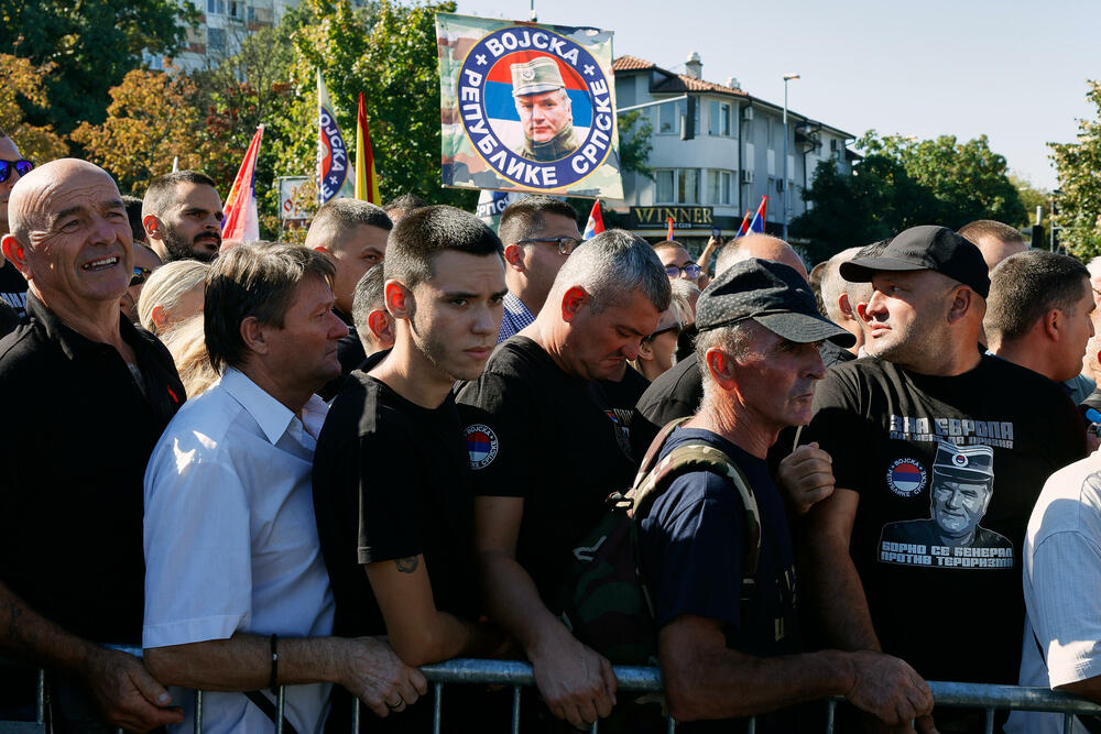 <p>Nakon opela, kovčeg sa tijelom Mladića prevezen je na Topčidersko groblje i spušten u grob, pored njegove kćerke Ane</p>