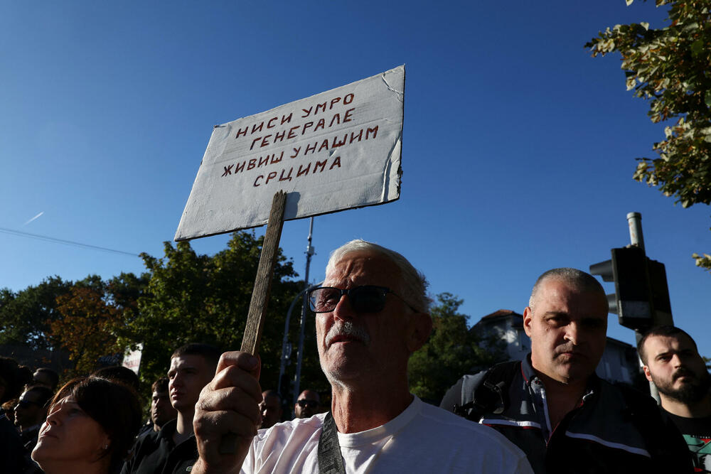 <p>Nakon opela, kovčeg sa tijelom Mladića prevezen je na Topčidersko groblje i spušten u grob, pored njegove kćerke Ane</p>