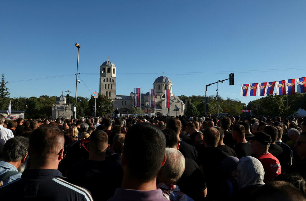 <p>Nakon opela, kovčeg sa tijelom Mladića prevezen je na Topčidersko groblje i spušten u grob, pored njegove kćerke Ane</p>