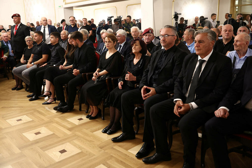 <p>Nakon opela, kovčeg sa tijelom Mladića prevezen je na Topčidersko groblje i spušten u grob, pored njegove kćerke Ane</p>