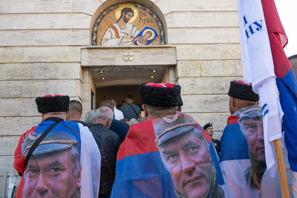 <p>Nakon opela, kovčeg sa tijelom Mladića prevezen je na Topčidersko groblje i spušten u grob, pored njegove kćerke Ane</p>