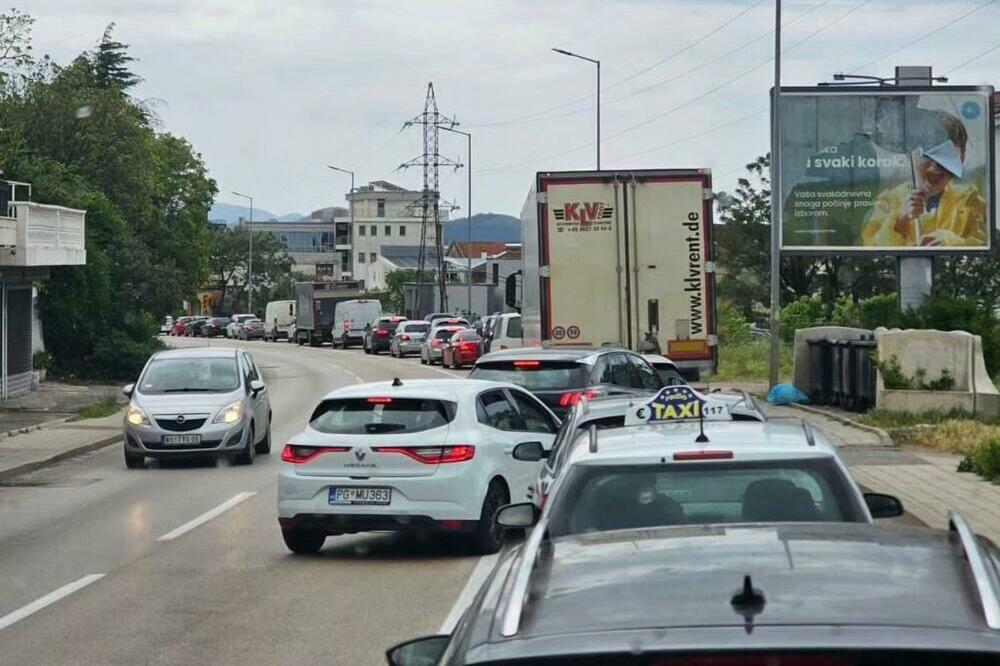 Kolona kod "HDL Laković", Foto: Privatna arhiva