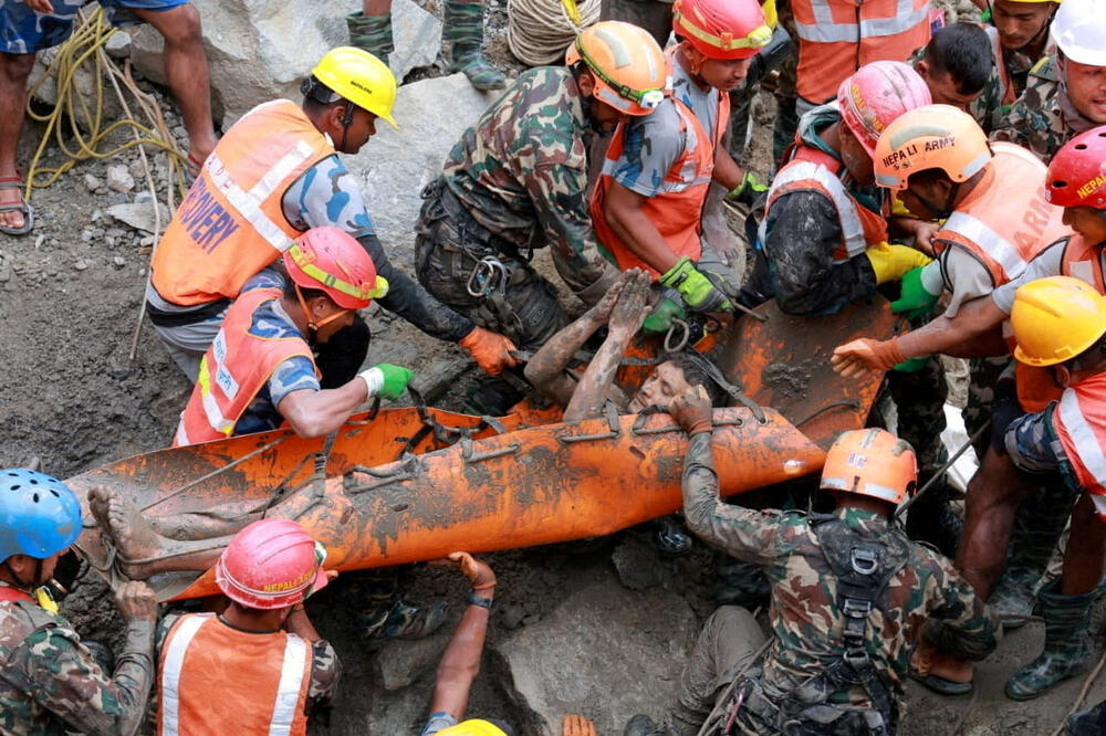 Preživjelog Kabira Maharđana nose članovi spasilačkog tima, Foto: Reuters