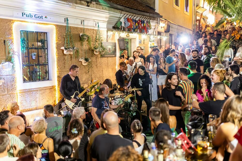 <p>Jubilarni 20. Hercegnovski strip festival povezuje cijelu Boku, karavan devete umjetnosti danas prvi put stiže u Risan</p>
