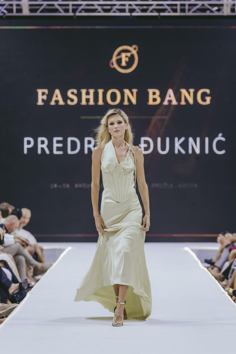 <p>Srpski modni kreator Predrag Đuknić nedavno je prvi put predstavio svoje radove pred crnogorskom publikom, a za &ldquo;Vijesti&rdquo; prenosi utiske sa Fashion Bang manifestacije</p>