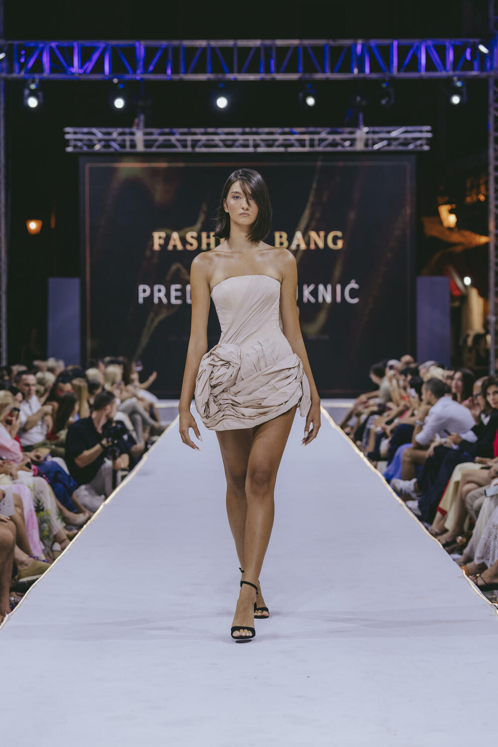 <p>Srpski modni kreator Predrag Đuknić nedavno je prvi put predstavio svoje radove pred crnogorskom publikom, a za &ldquo;Vijesti&rdquo; prenosi utiske sa Fashion Bang manifestacije</p>