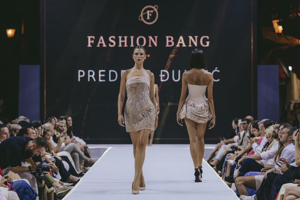 <p>Srpski modni kreator Predrag Đuknić nedavno je prvi put predstavio svoje radove pred crnogorskom publikom, a za &ldquo;Vijesti&rdquo; prenosi utiske sa Fashion Bang manifestacije</p>