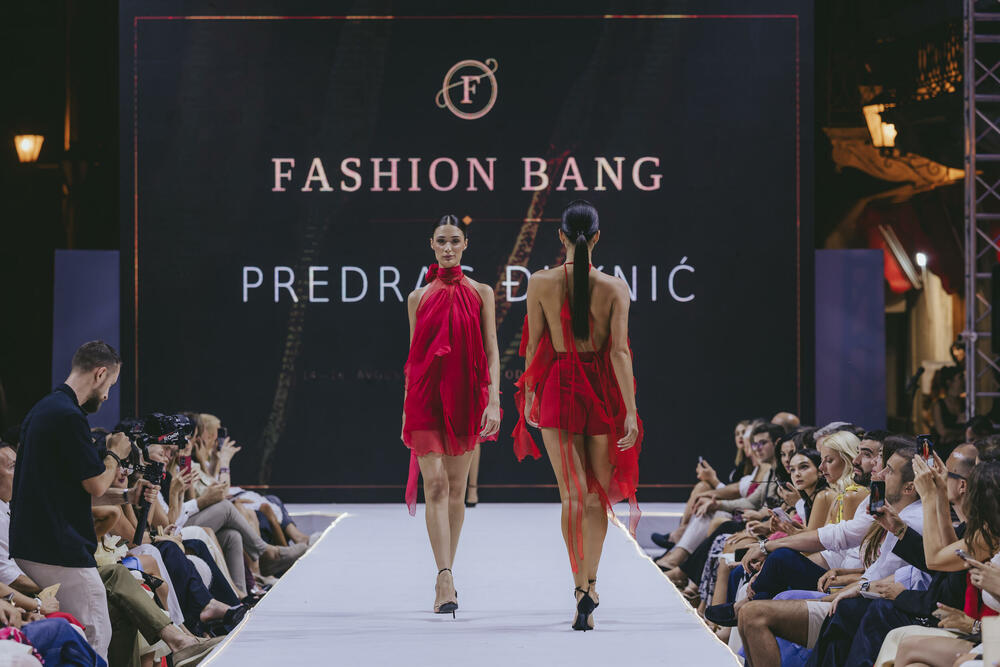 <p>Srpski modni kreator Predrag Đuknić nedavno je prvi put predstavio svoje radove pred crnogorskom publikom, a za &ldquo;Vijesti&rdquo; prenosi utiske sa Fashion Bang manifestacije</p>