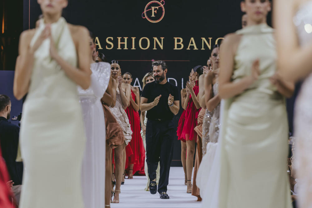 <p>Srpski modni kreator Predrag Đuknić nedavno je prvi put predstavio svoje radove pred crnogorskom publikom, a za &ldquo;Vijesti&rdquo; prenosi utiske sa Fashion Bang manifestacije</p>
