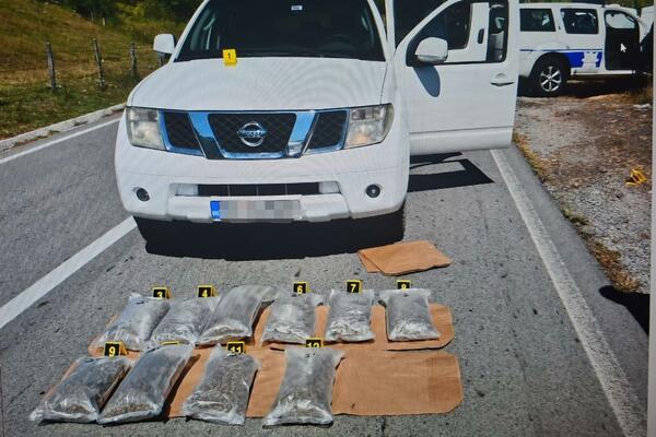 Vozač nakon potjere pobjegao, policija u vozilu pronašla 11,3...