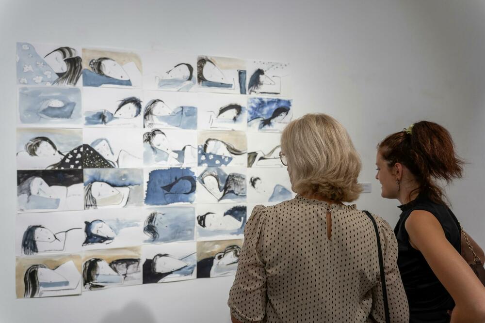 <p>Izložba &ldquo;Linija lica&rdquo; Ljiljane Kolundžić otvorena je u podgoričkoj Modernoj galeriji. Postavka prikazuje više od 360 crteža ženskih likova, različitih raspoloženja, izraza i mogućih tumačenja</p>