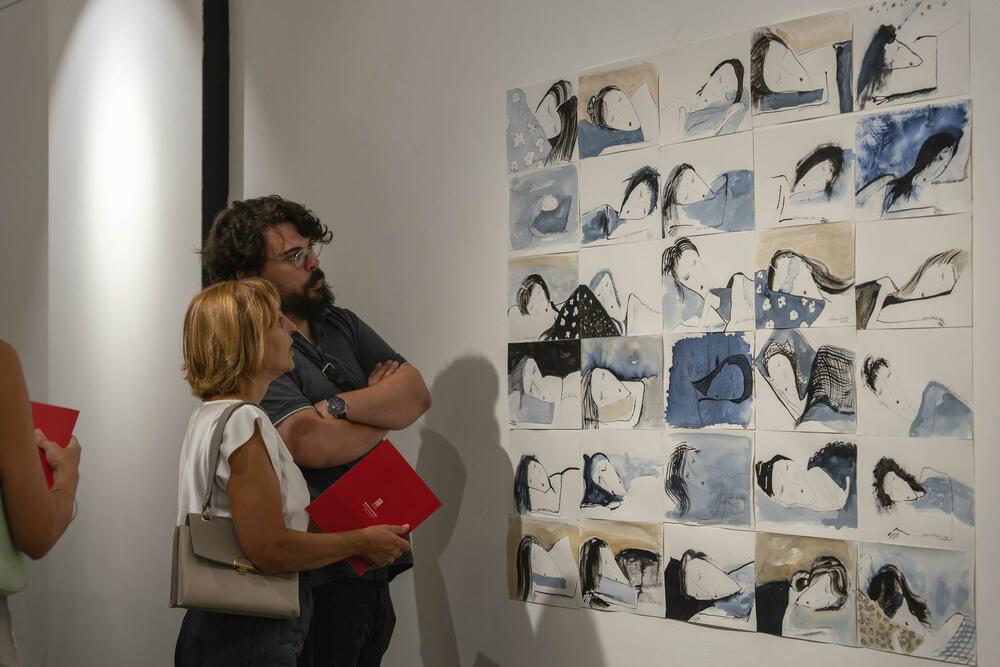 <p>Izložba &ldquo;Linija lica&rdquo; Ljiljane Kolundžić otvorena je u podgoričkoj Modernoj galeriji. Postavka prikazuje više od 360 crteža ženskih likova, različitih raspoloženja, izraza i mogućih tumačenja</p>
