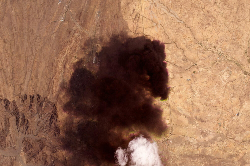 Satelitski snimak prikazuje dim koji se uzdiže iz naftnog skladišta kompanije Saudi Aramko u Abhi nakon napada za koji je koalicija predvođena Saudijskom Arabijom u Jemenu navela da su ga izveli Huti: Fotografija od 8. septembra 2026. godine, Foto: Reuters
