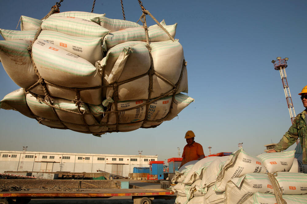 Workers transport imported soybean products at a port in Nantong, Jiangsu Province, China, April 9, 2018 (Illustration), Photo: Reuters