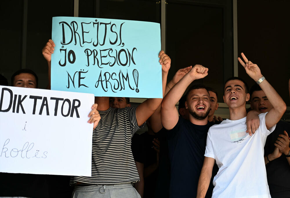 <p>Đaci traže da se Junčaj vrati na posao, kao i da direktor škole Sehad Ljuljanaj podnese ostavku</p>