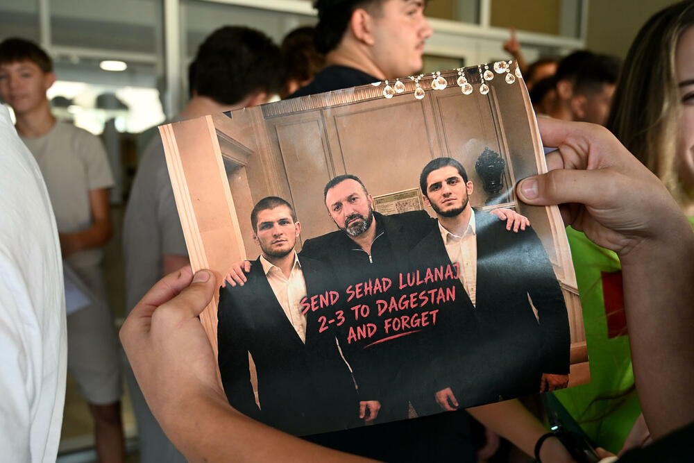 <p>Đaci traže da se Junčaj vrati na posao, kao i da direktor škole Sehad Ljuljanaj podnese ostavku</p>