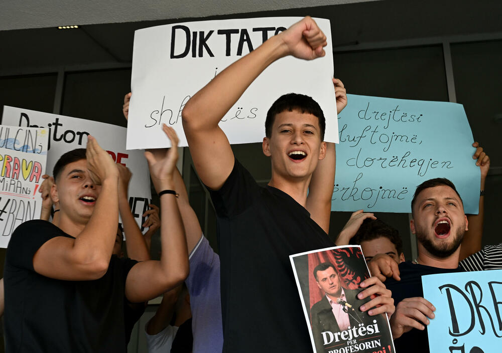 <p>Đaci traže da se Junčaj vrati na posao, kao i da direktor škole Sehad Ljuljanaj podnese ostavku</p>
