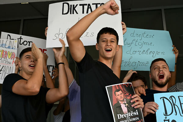 Đaci SMŠ "25. maj" nastavili protest: Traže povratak profesora i...