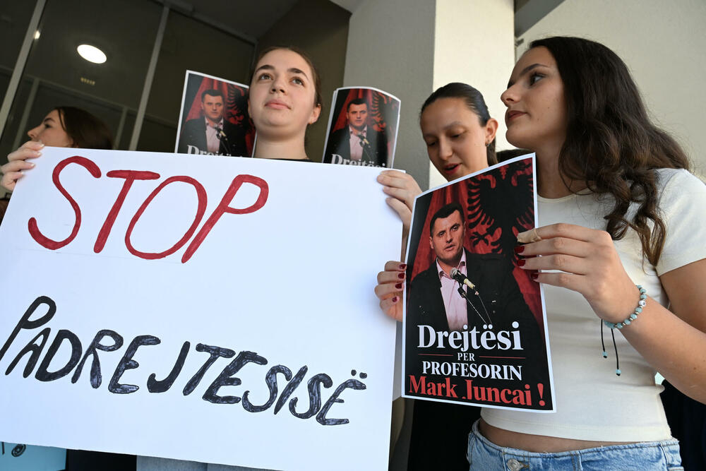 <p>Đaci traže da se Junčaj vrati na posao, kao i da direktor škole Sehad Ljuljanaj podnese ostavku</p>