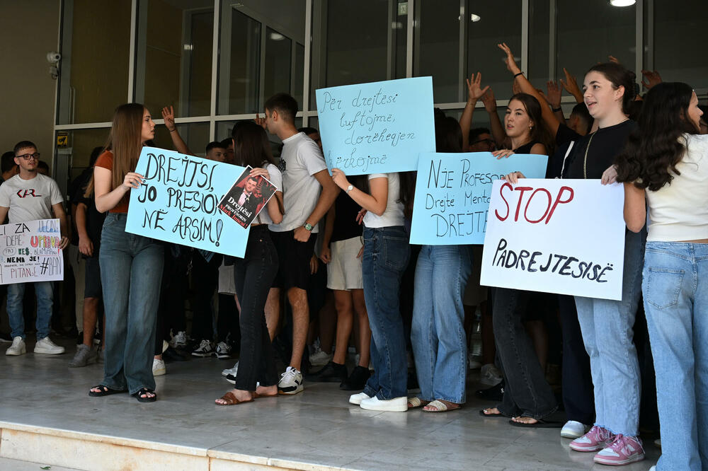 Sa današnjeg protesta učenika, Foto: Boris Pejović