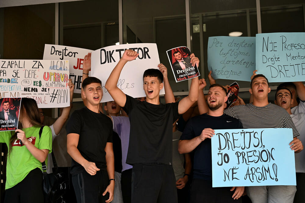 <p>Đaci traže da se Junčaj vrati na posao, kao i da direktor škole Sehad Ljuljanaj podnese ostavku</p>