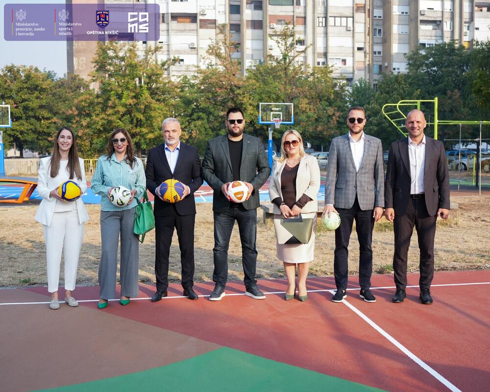 <p>Iz Ministarstva prosvjete, nauke i inovacija (MPNI) je saopšteno da su u okviru programa "Nek' se čuje lopta" u Javnoj ustanovi (JU) Osnovna škola (OŠ) "Luka Simonović" u Nikšiću svečano otvoreni obnovljeni školski sportski tereni</p>