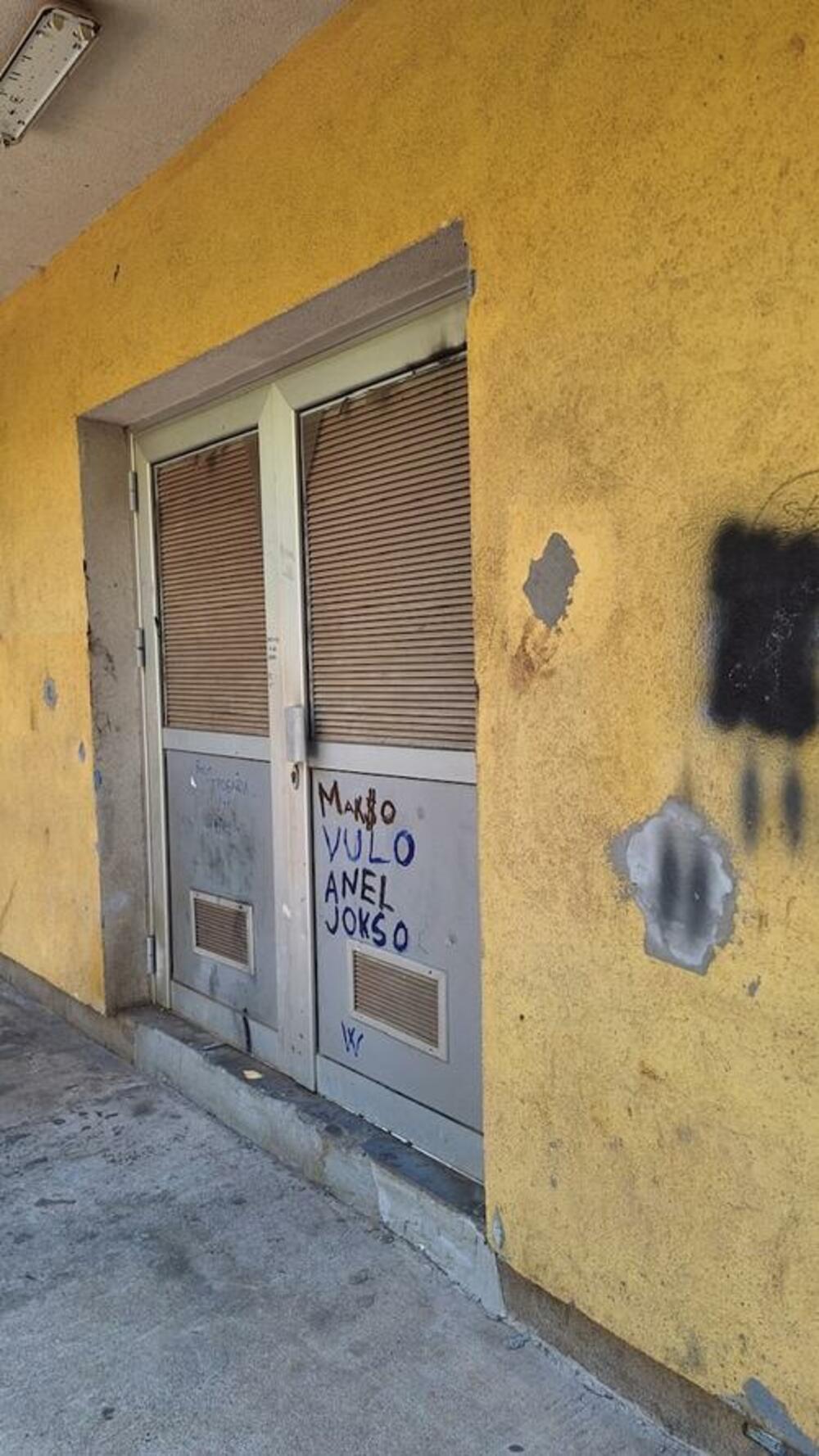 <p>Apeli da se uključi policija, ali i Komunalna policija, nijesu uradoli plodom, pa škola, kako se može vidjeti na fotografijama je uništena</p>