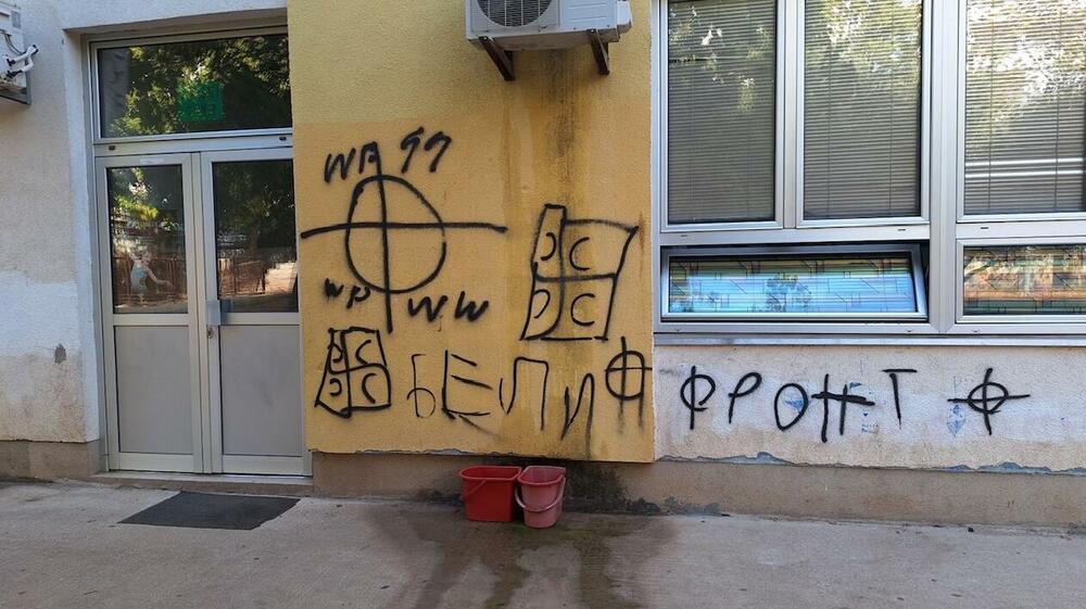 <p>Apeli da se uključi policija, ali i Komunalna policija, nijesu uradoli plodom, pa škola, kako se može vidjeti na fotografijama je uništena</p>