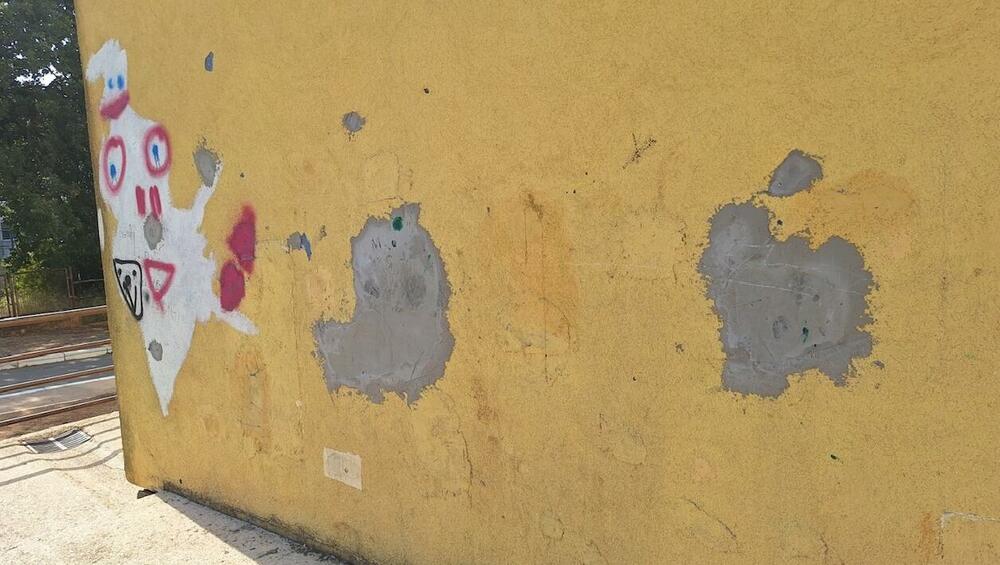 <p>Apeli da se uključi policija, ali i Komunalna policija, nijesu uradoli plodom, pa škola, kako se može vidjeti na fotografijama je uništena</p>
