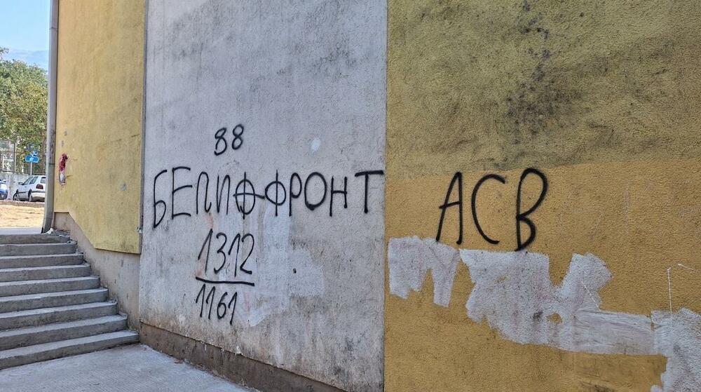 <p>Apeli da se uključi policija, ali i Komunalna policija, nijesu uradoli plodom, pa škola, kako se može vidjeti na fotografijama je uništena</p>