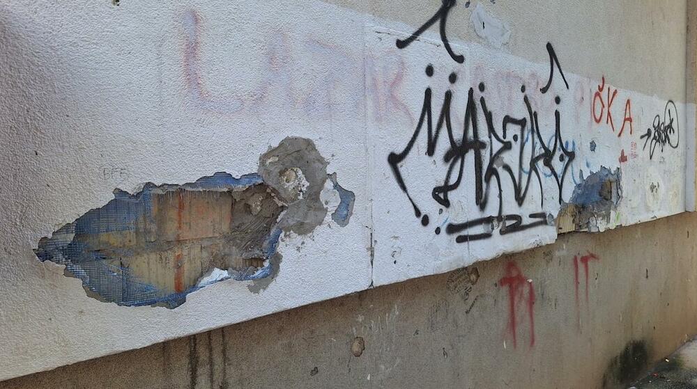<p>Apeli da se uključi policija, ali i Komunalna policija, nijesu uradoli plodom, pa škola, kako se može vidjeti na fotografijama je uništena</p>