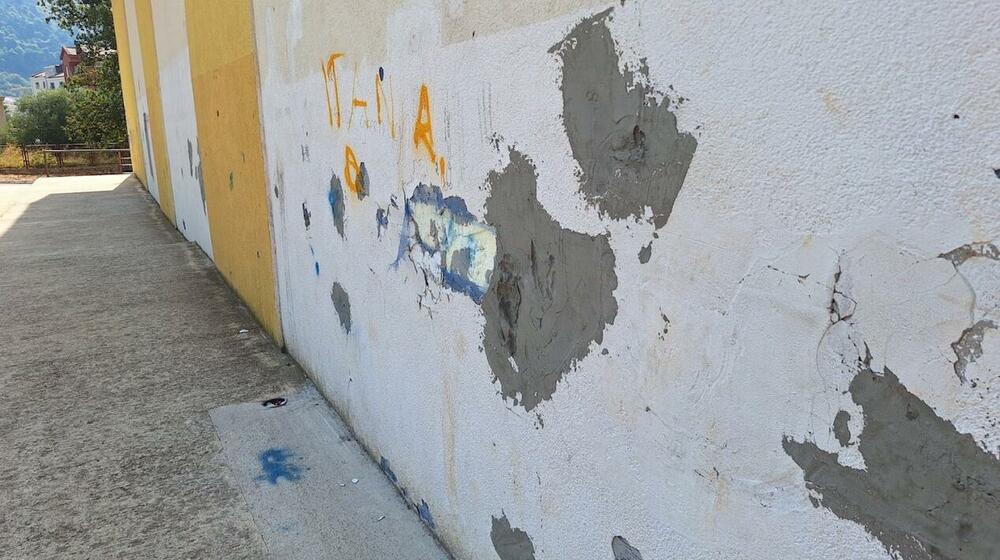 <p>Apeli da se uključi policija, ali i Komunalna policija, nijesu uradoli plodom, pa škola, kako se može vidjeti na fotografijama je uništena</p>