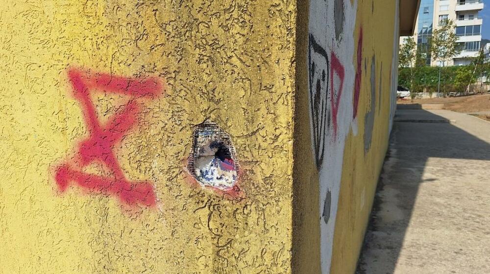 <p>Apeli da se uključi policija, ali i Komunalna policija, nijesu uradoli plodom, pa škola, kako se može vidjeti na fotografijama je uništena</p>