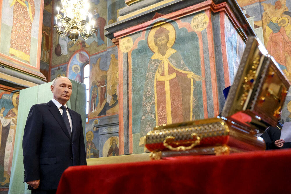 Putin pored moštiju Dmitrija Donskog tokom službe u Sabornoj crkvi Arhanđela Mihaila, Foto: Reuters