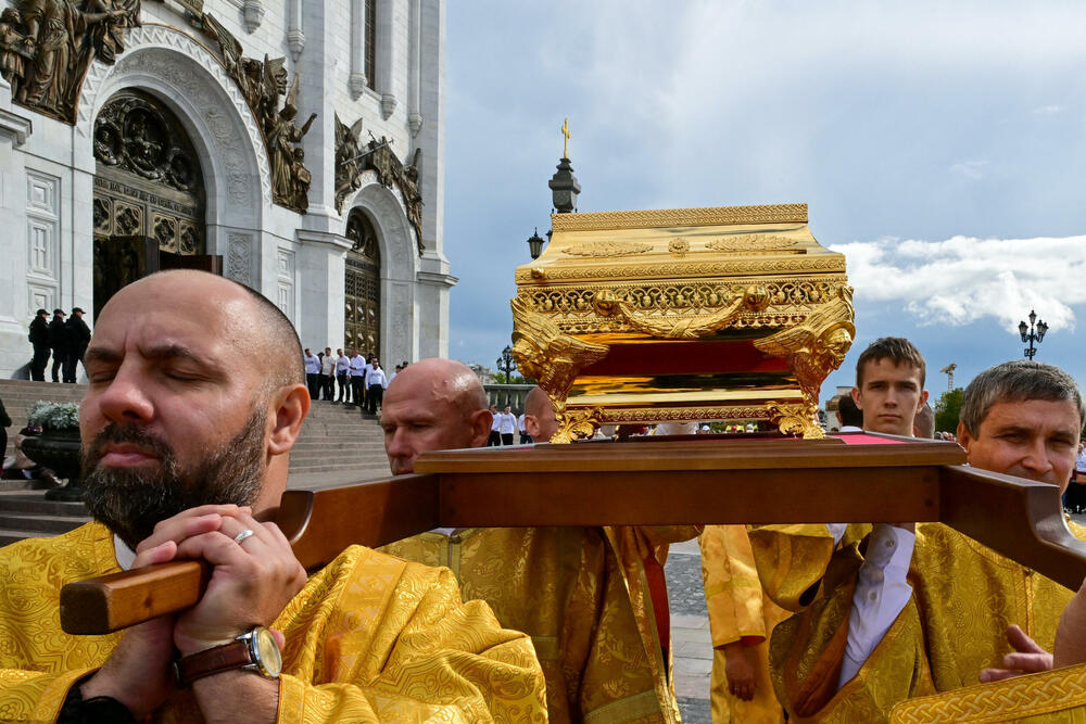 Učesnici litije nose kovčeg sa moštima Donskog u Moskvi 6. septembra